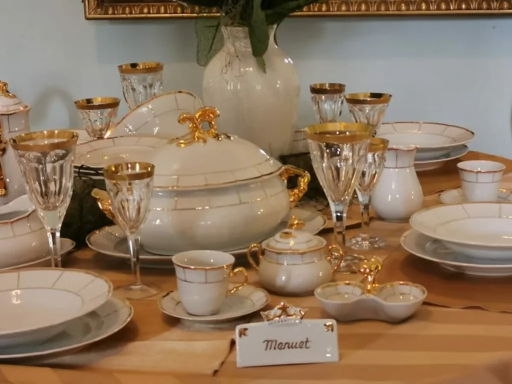 Елегантний сервіз із золотою окантовкою на святковому столі