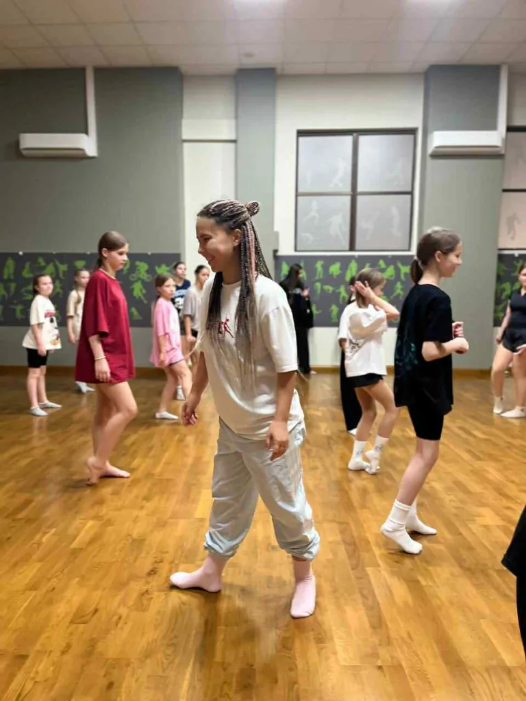 Діти тренуються танцювати у студії танців