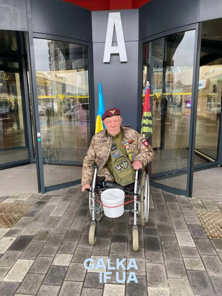 Ветеран у візку перед входом з прапорами
