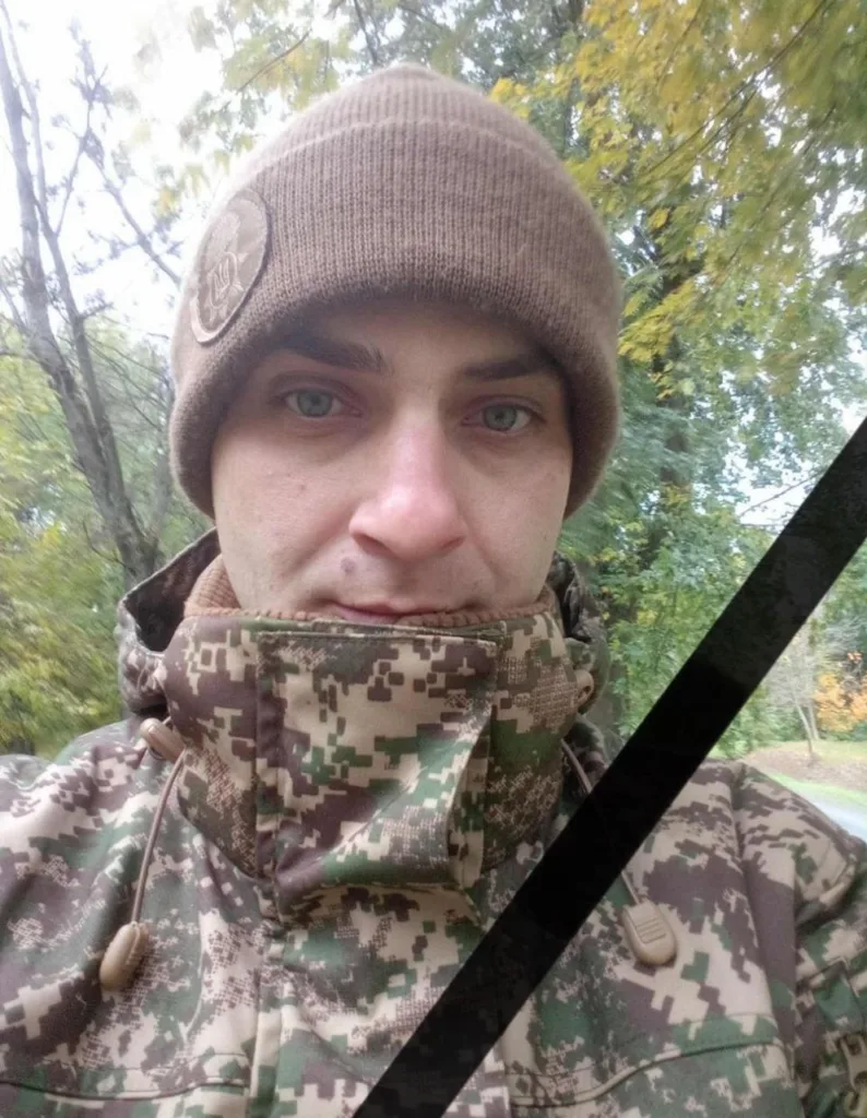 Військовий у камуфляжі на природі восени