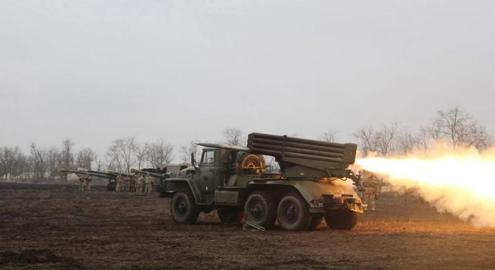 РСЗВ стріляє на полі бою взимку