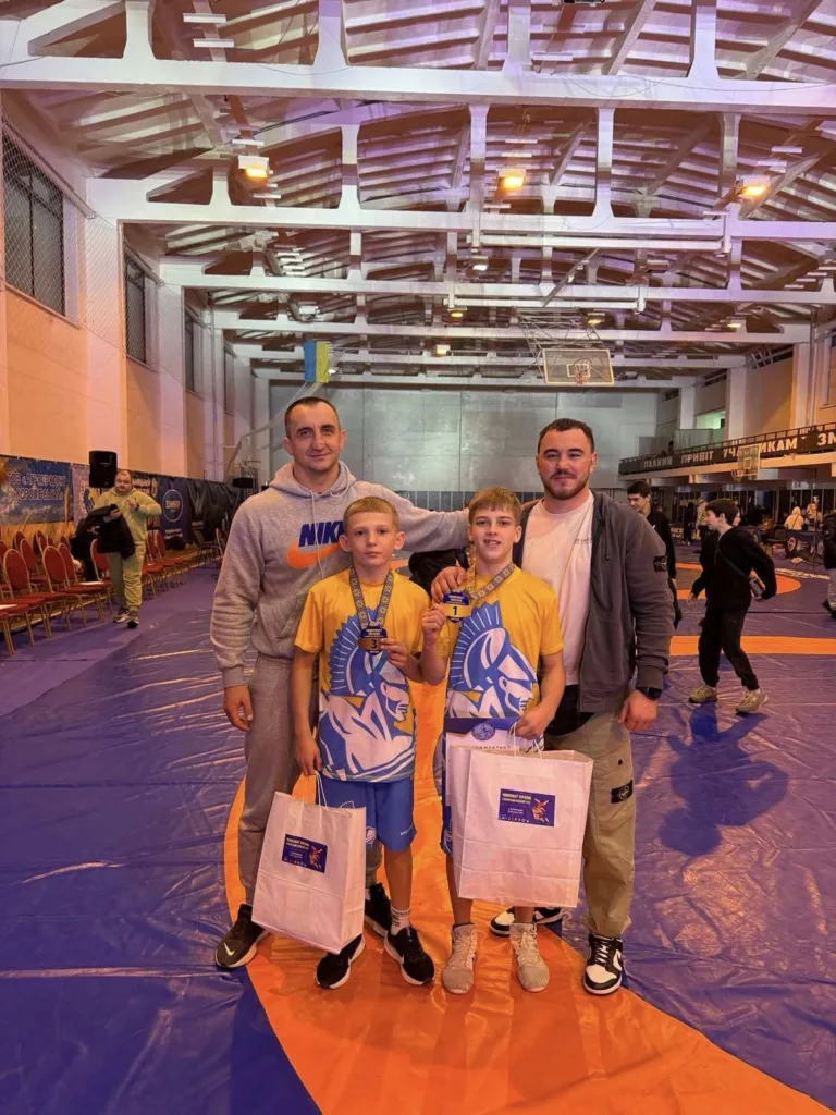 Юні спортсмени отримують нагороди на змаганнях з боротьби