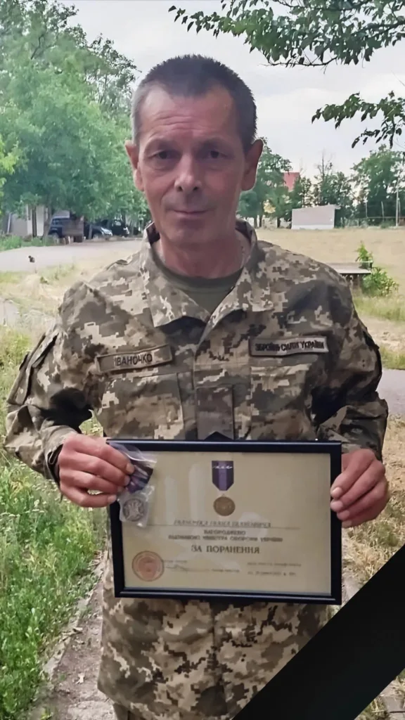 Військовий отримує нагороду за поранення