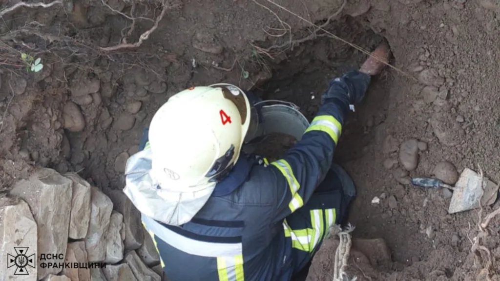 Рятувальник працює в земляній ямі