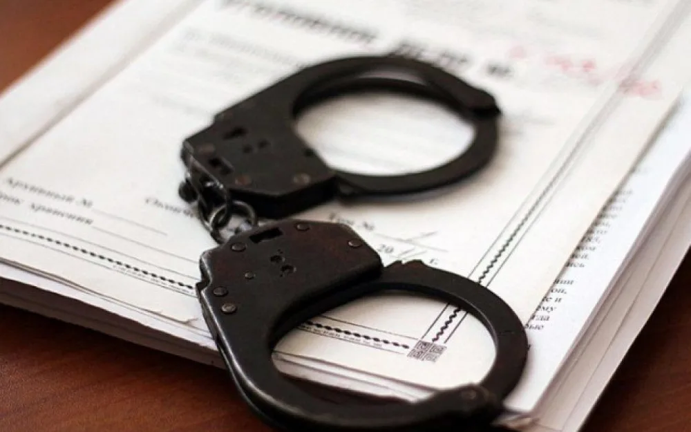 Наручники лежать на юридичних документах