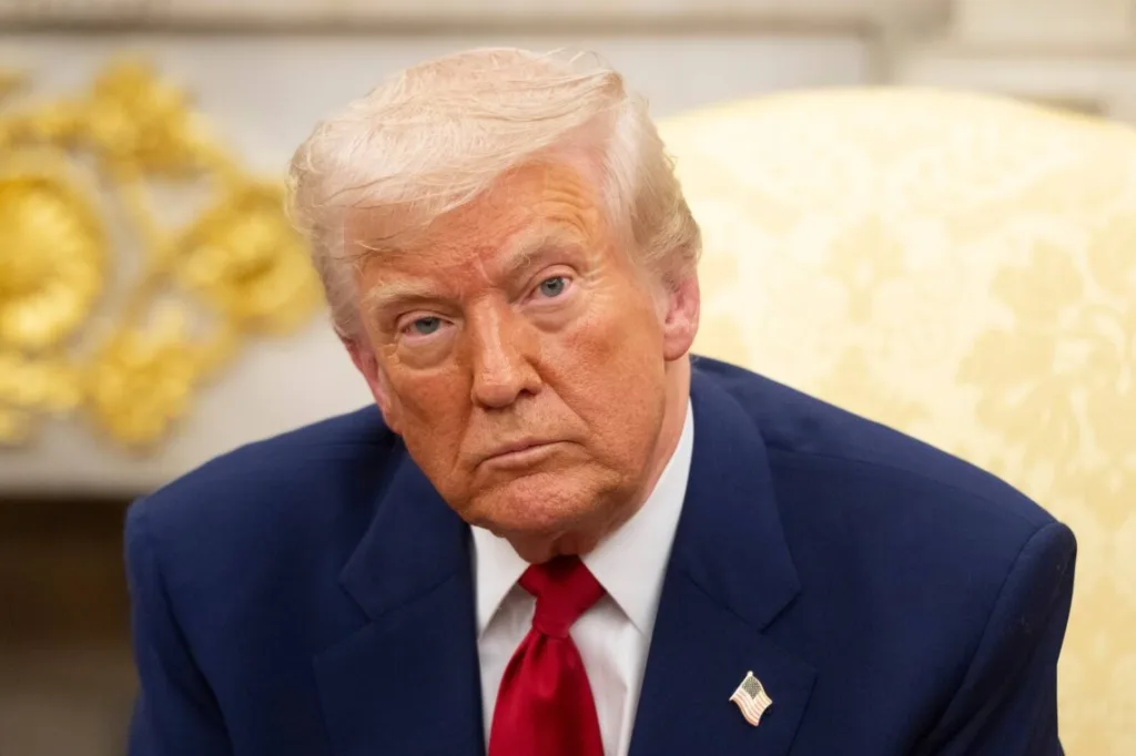 Чоловік у синьому костюмі з червоною краваткою