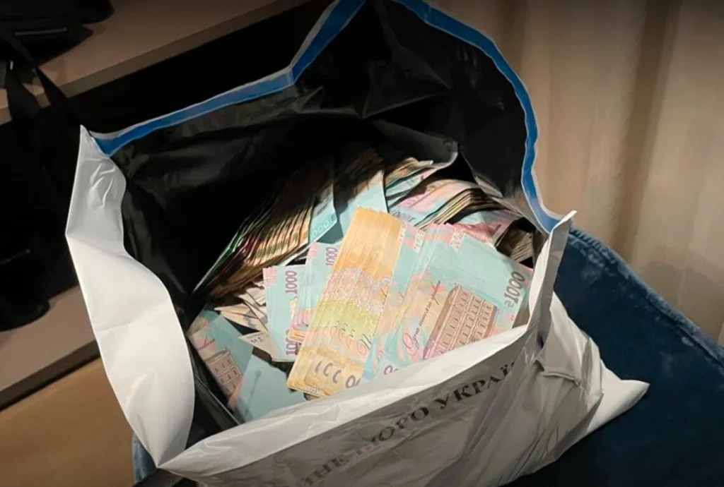 Пакет, наповнений українськими гривнями