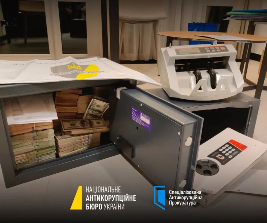 Готівка та сейф, вилучені НАБУ під час обшуку