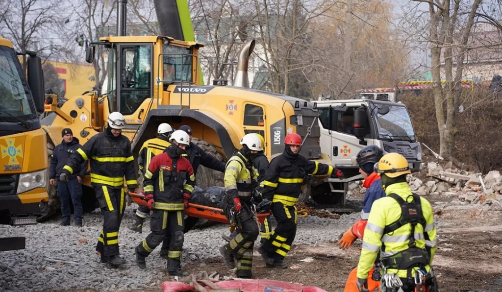Рятувальники працюють серед уламків будівлі
