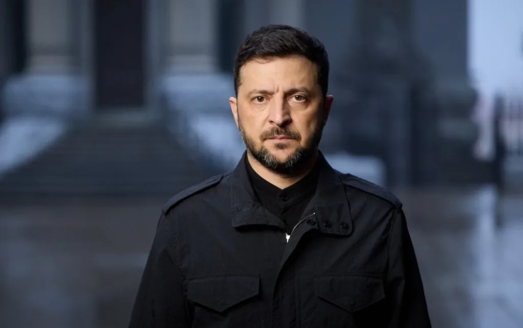 Чоловік у темному вбранні стоїть на вулиці