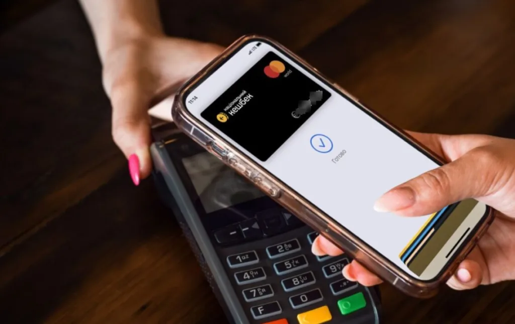 Безконтактна оплата смартфоном через термінал