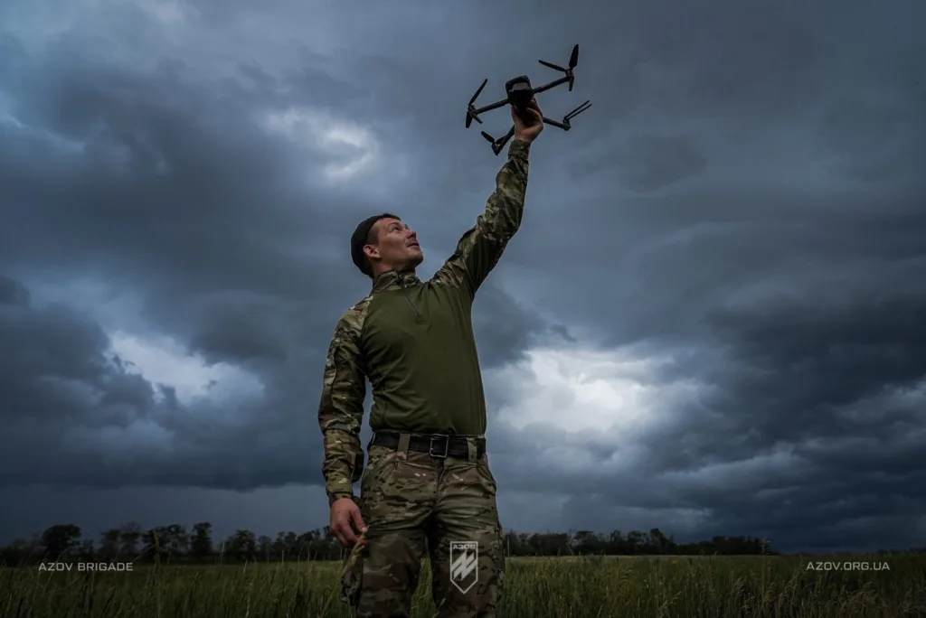 Військовий запускає дрон під грозовим небом