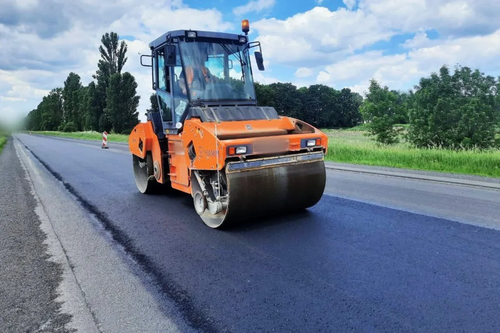 Асфальтний коток ремонтує дорогу на шосе
