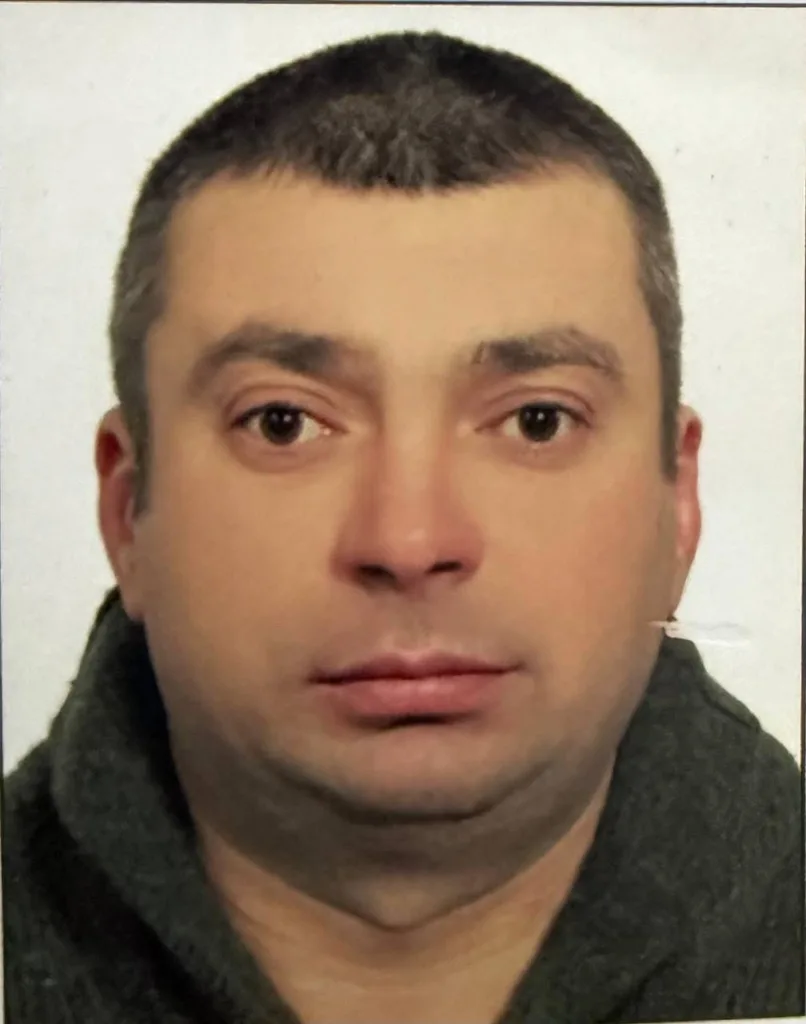 Портрет чоловіка на світлому фоні