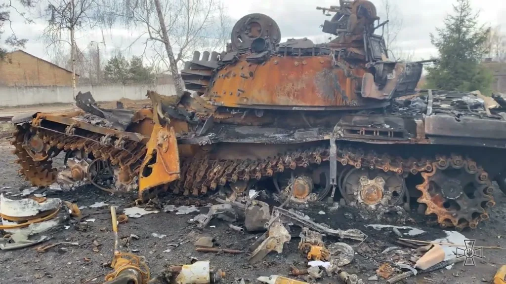 Зруйнований і згорілий танк після бою