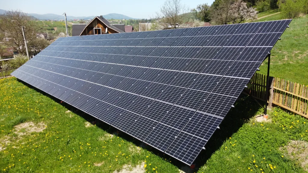 Сонячні панелі на подвір’ї приватного будинку