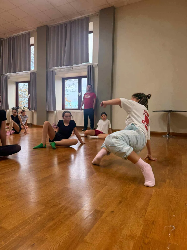 Діти тренуються танцювати в залі