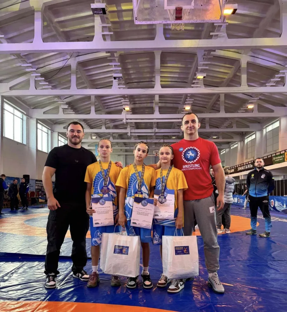 Юні борці з медалями на змаганнях з боротьби