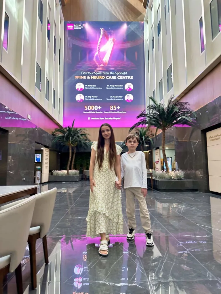 Жінка і хлопчик у холі медичного центру