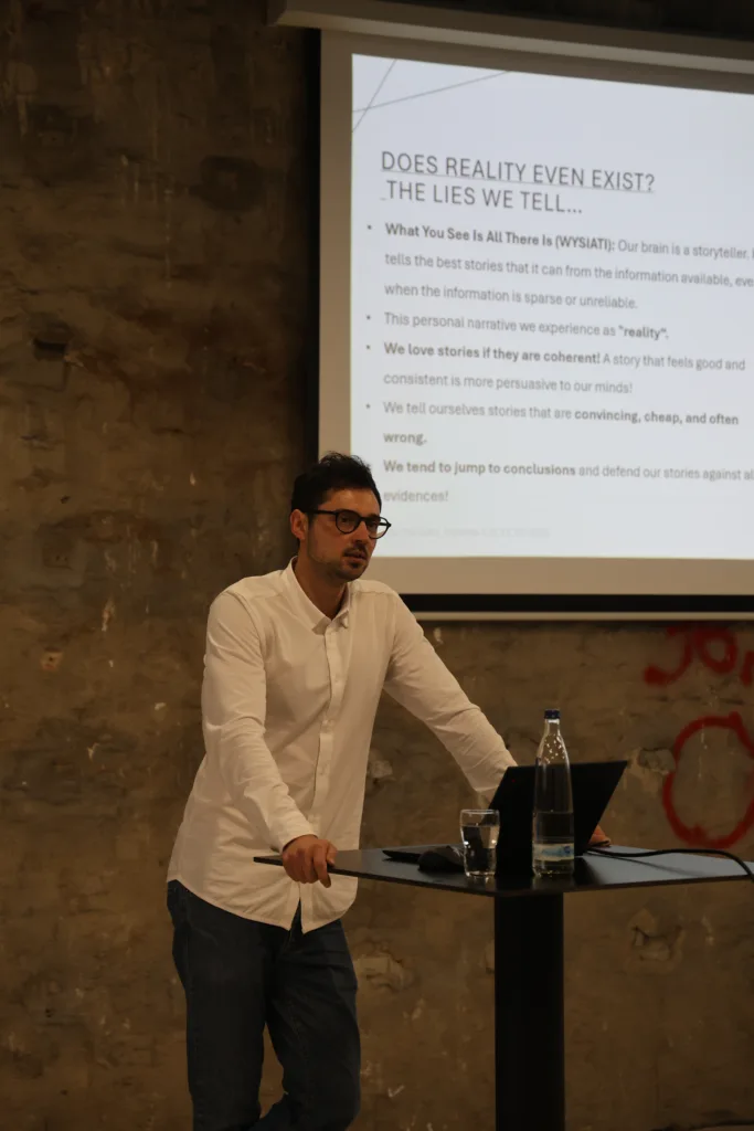 Чоловік проводить презентацію про реальність