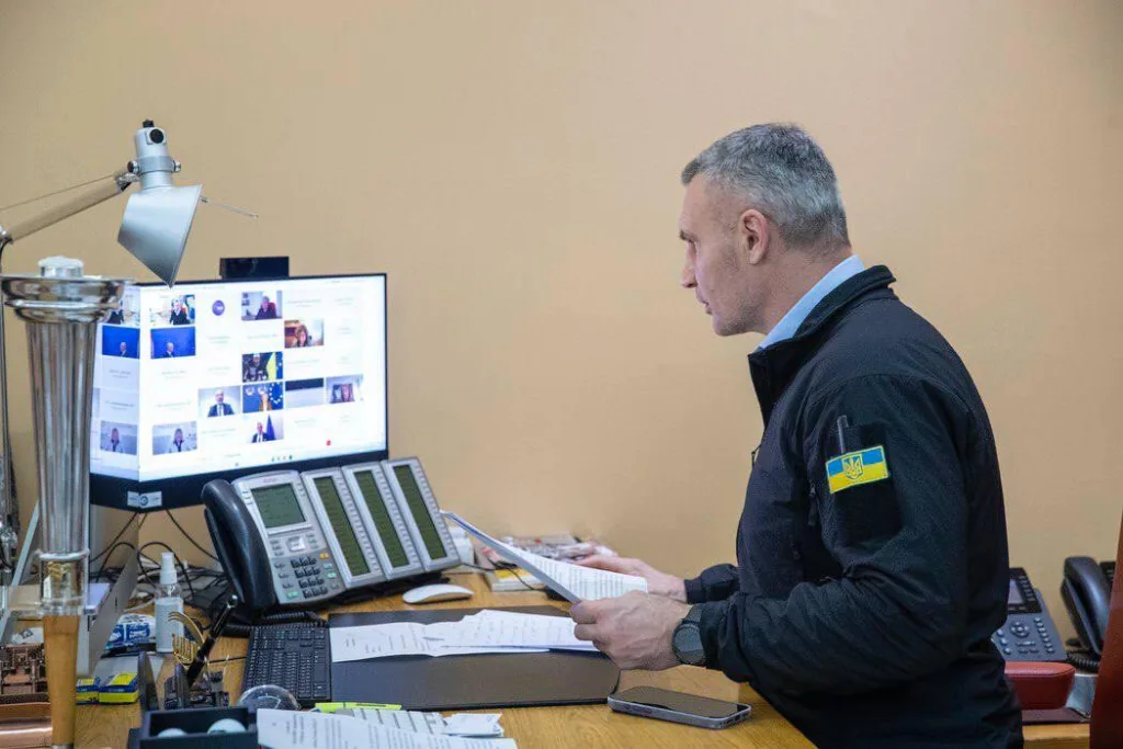 Чоловік проводить відеоконференцію в офісі з документами