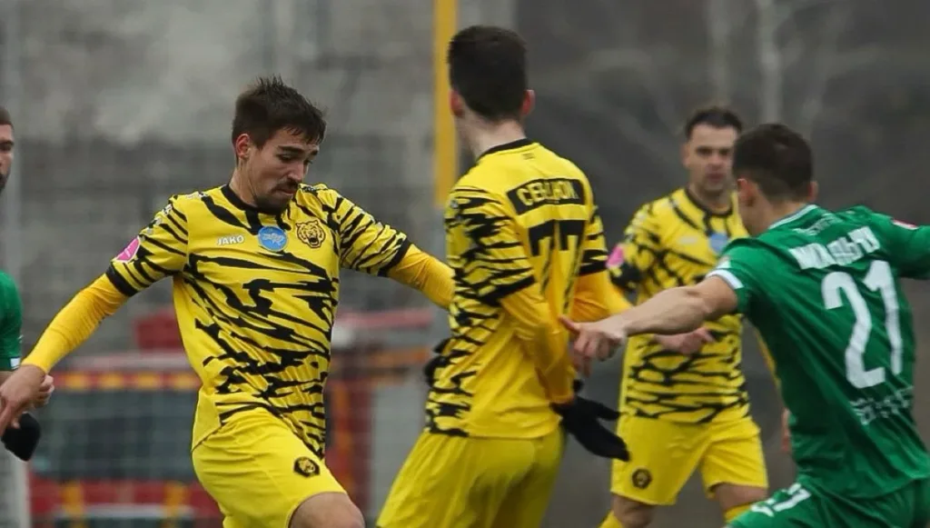 Футбольний матч команд у жовтій та зеленій формі