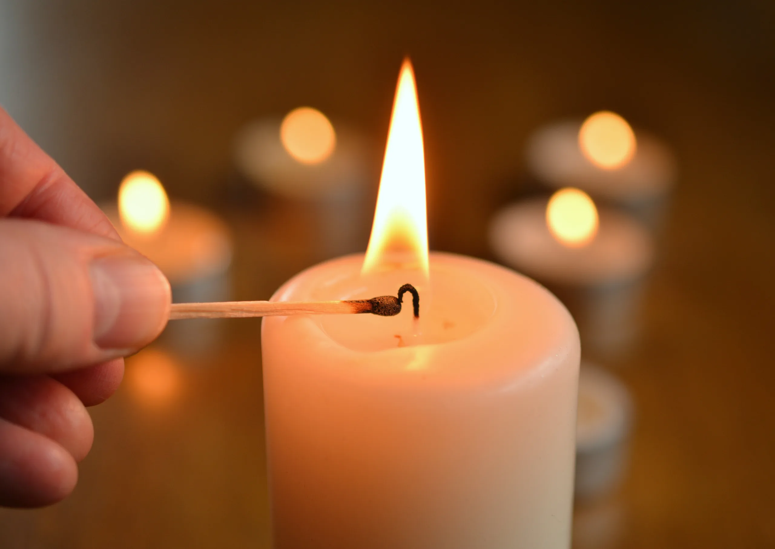 Запалювання свічки сірником у темряві