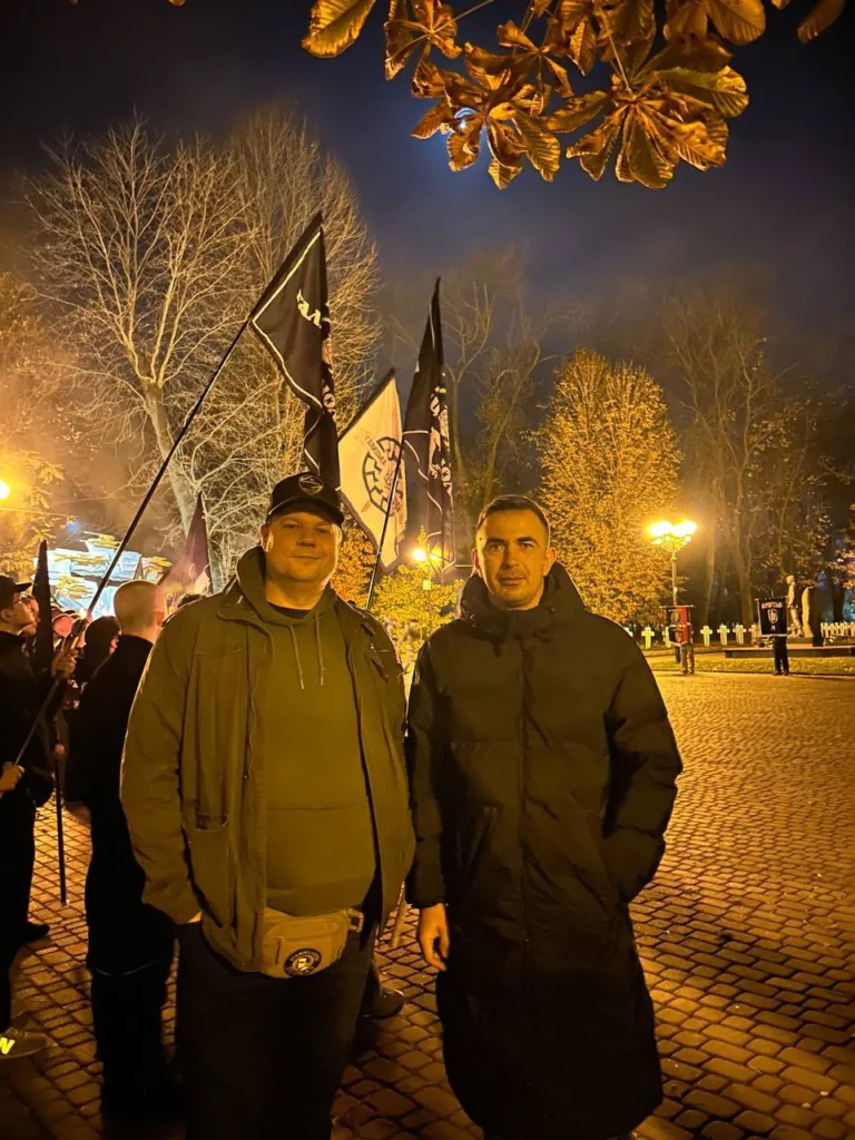 Двоє чоловіків на вуличному заході з прапорами