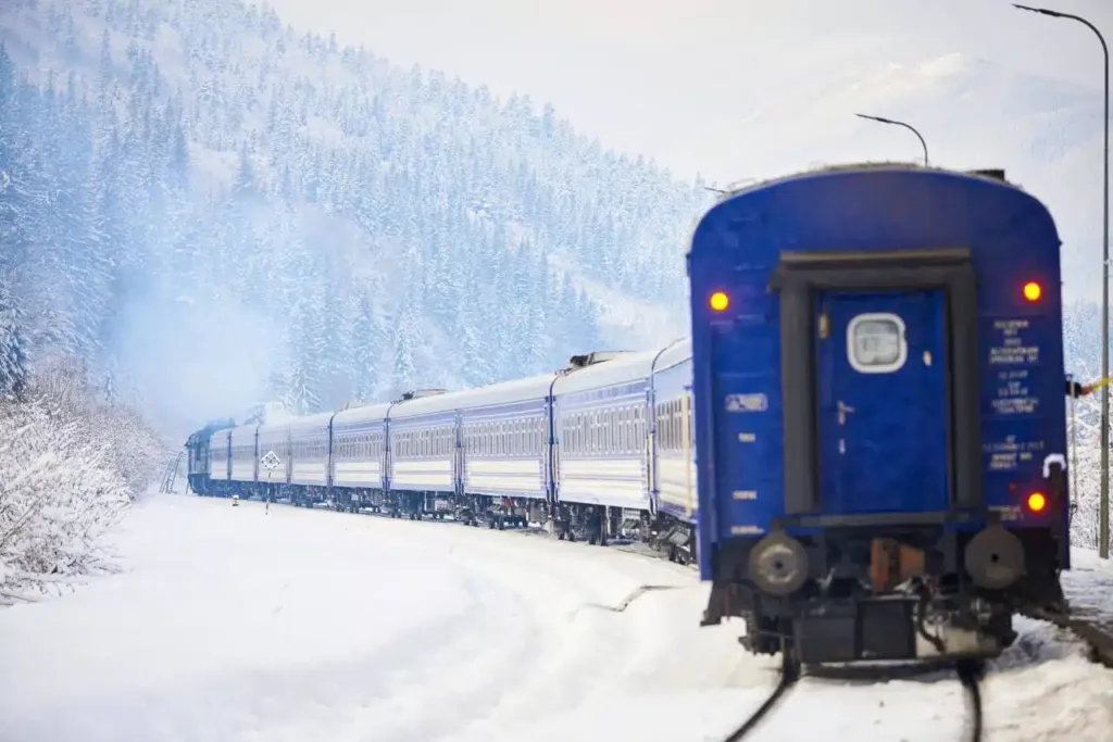 Потяг у зимових Карпатах серед снігу