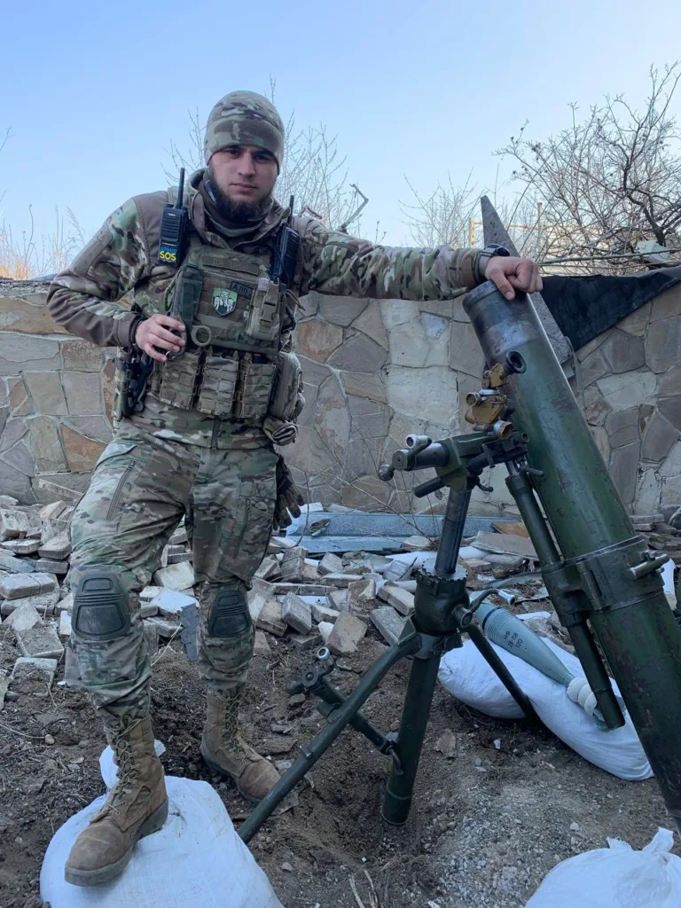 Військовий стоїть біля міномета на позиції