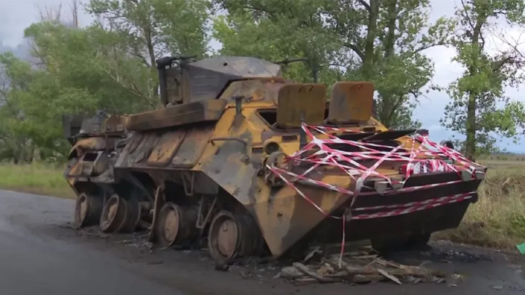 Знищена військова техніка на узбіччі дороги