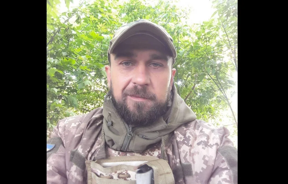 Військовий у камуфляжі серед зелених дерев