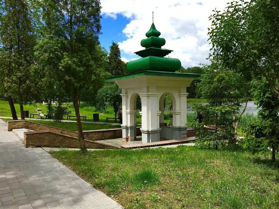 Фахівці заборонили пити воду із популярного джерела поруч франківського міського озера