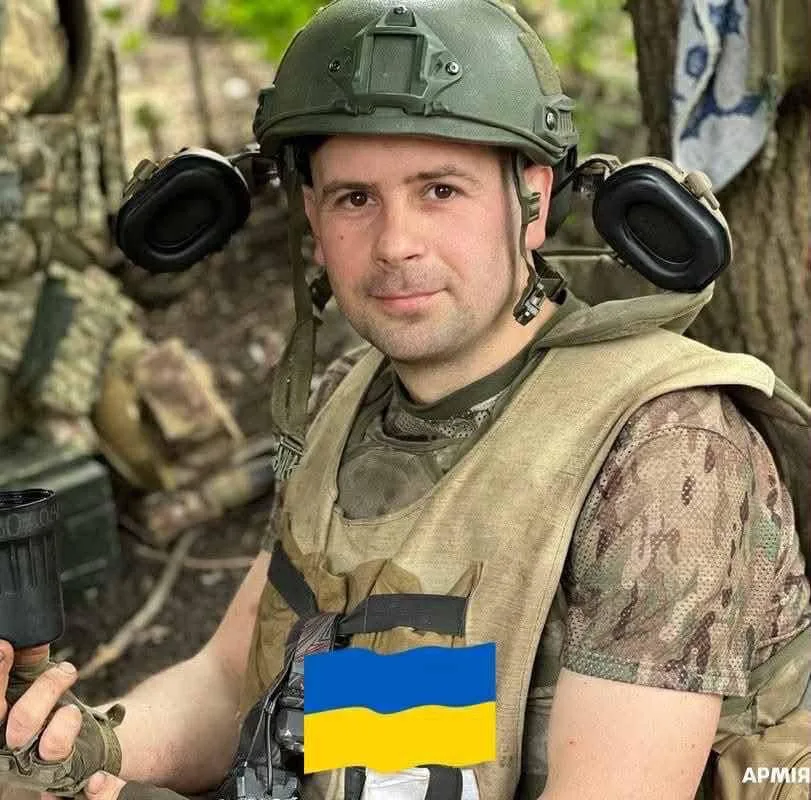 Український військовий у бронежилеті та шоломі