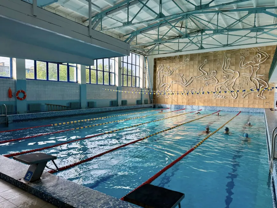 Критий плавальний басейн з доріжками та мозаїкою