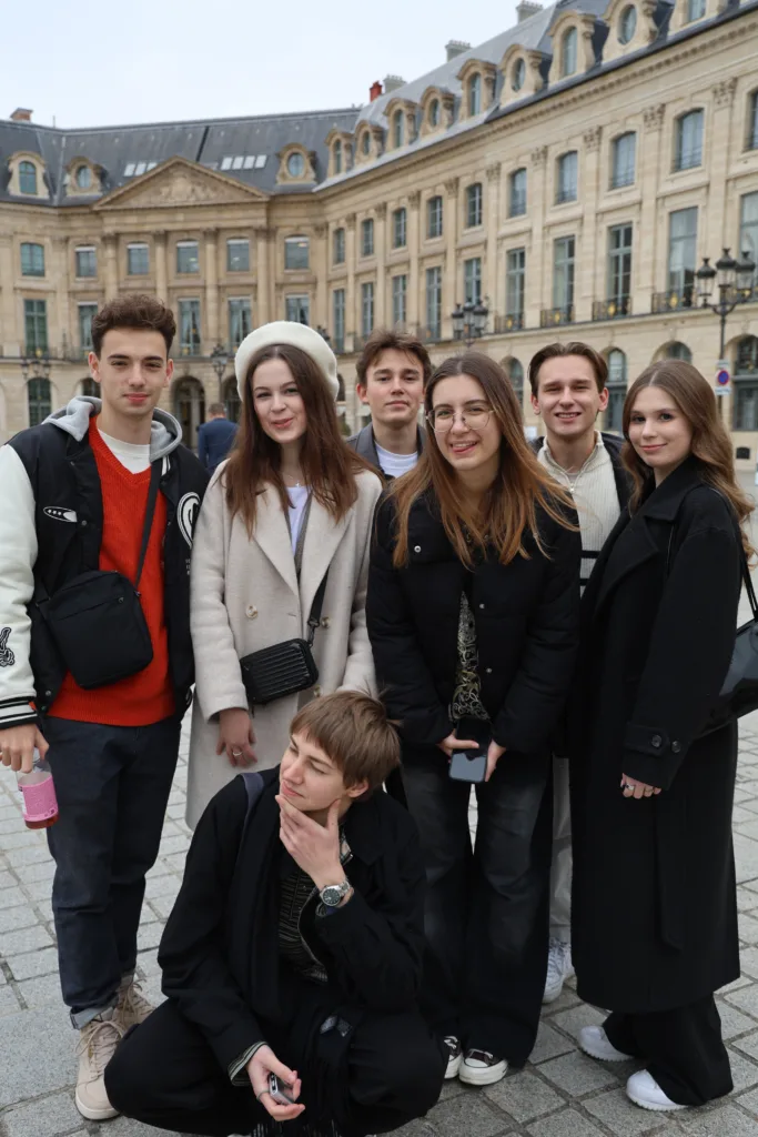 Група друзів позує перед історичною будівлею