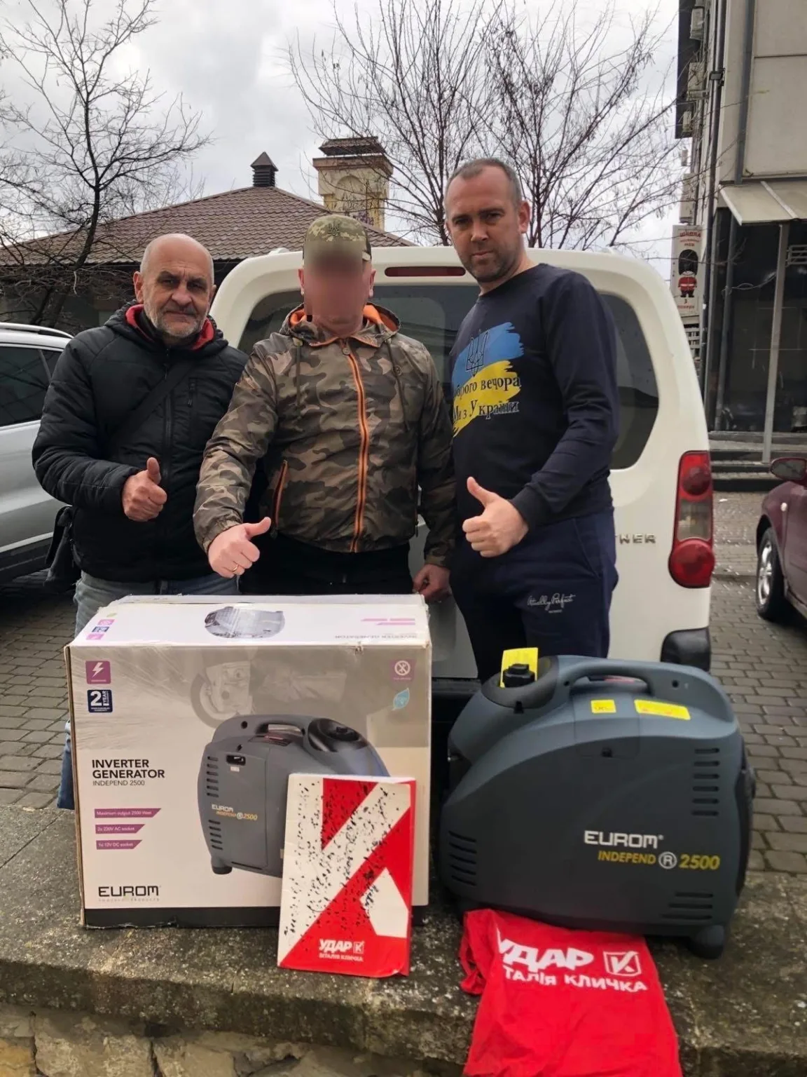 Троє чоловіків із генератором EUROM на вулиці