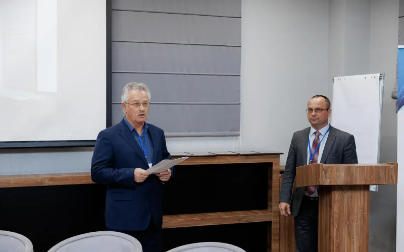 Двоє чоловіків виступають на професійній конференції