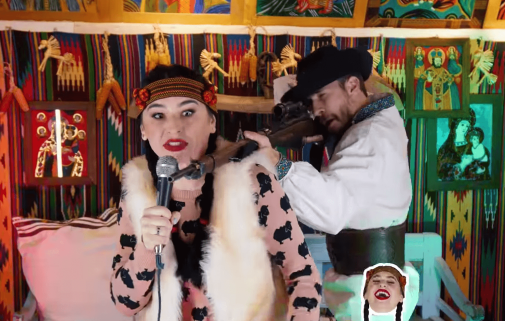 Жінка співає у традиційному українському вбранні