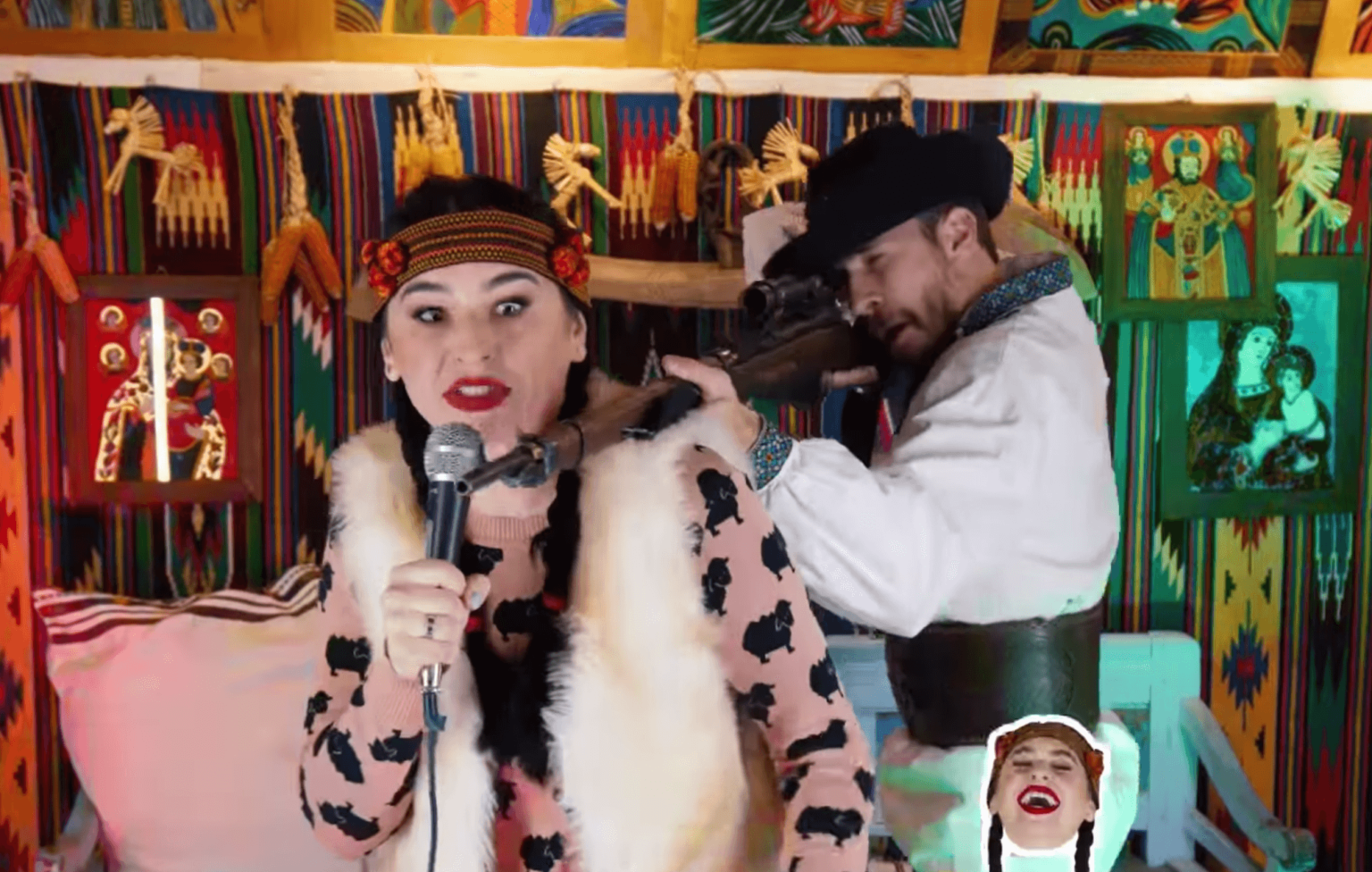 Жінка співає у традиційному українському вбранні