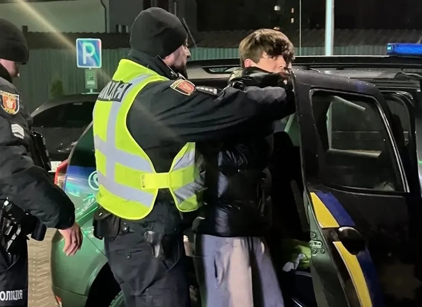 Поліція затримує чоловіка біля патрульної машини