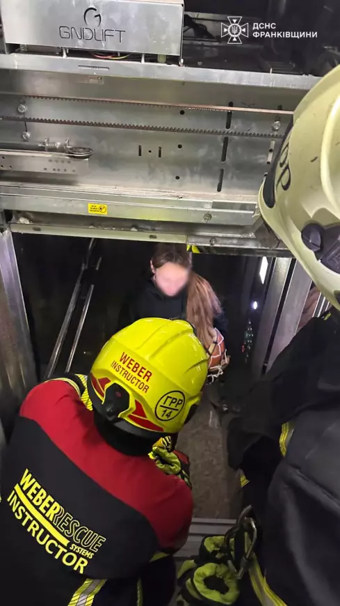 Рятувальники звільняють людину з ліфта