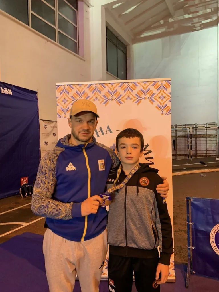 Двоє спортсменів з медаллю на спортивному заході