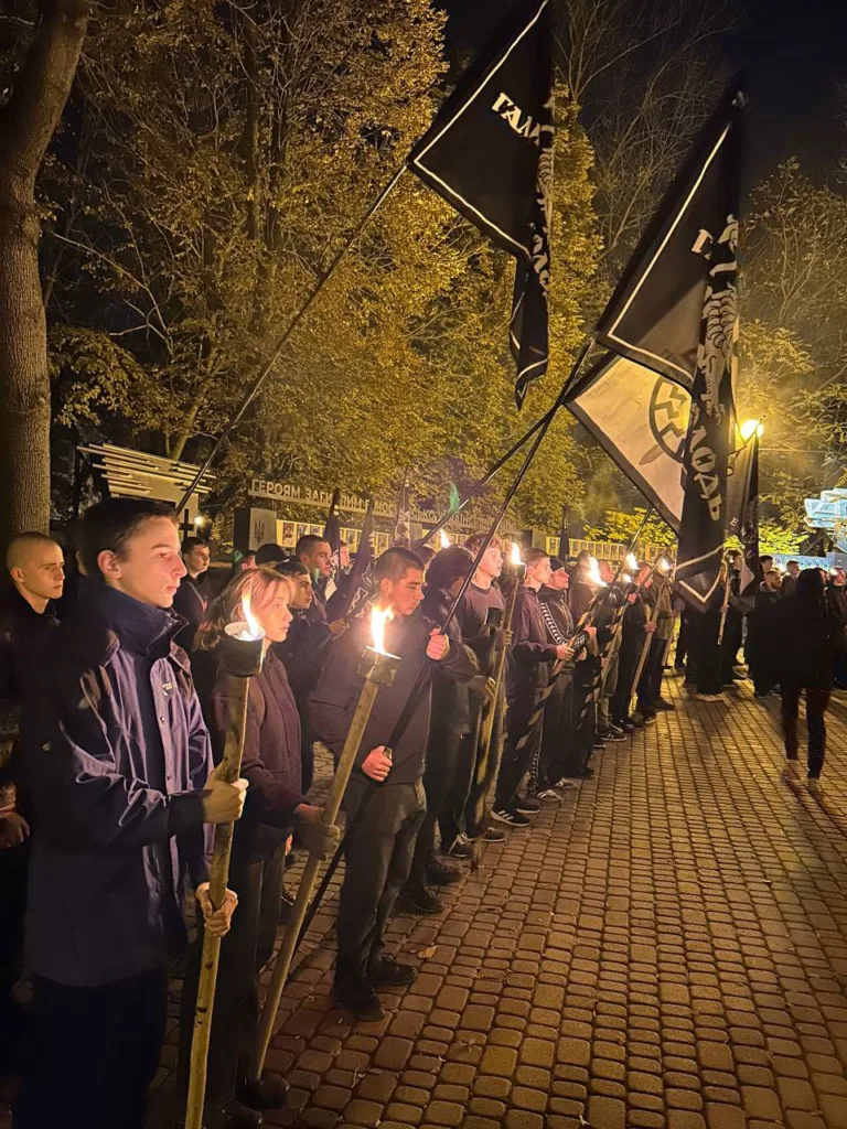 Нічна хода з факелами та прапорами на вулиці