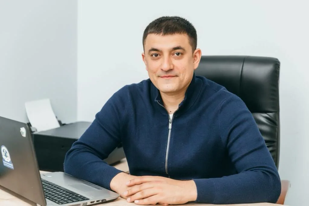 Чоловік працює за ноутбуком в офісі