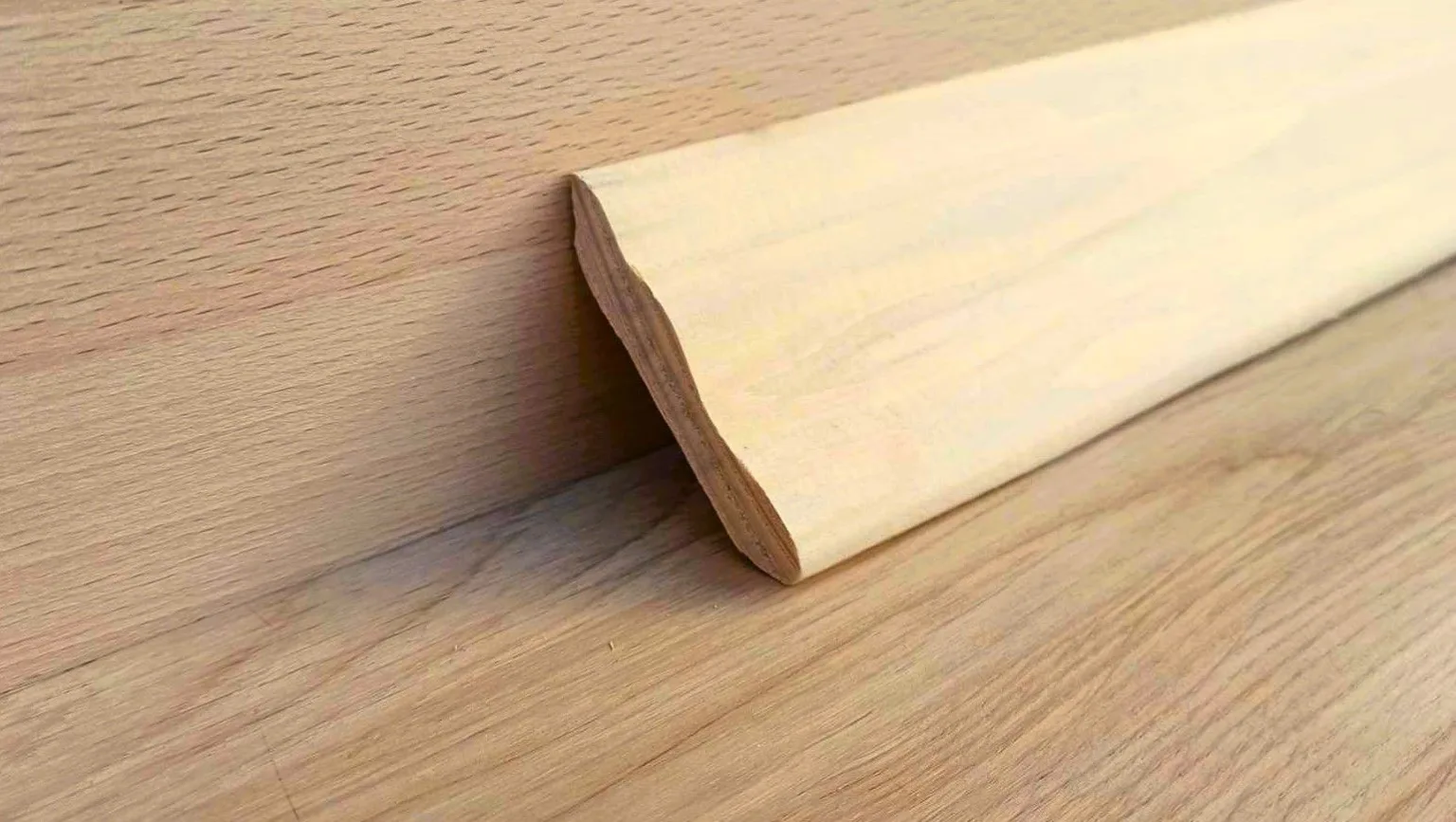 Дерев'яний плінтус на підлозі