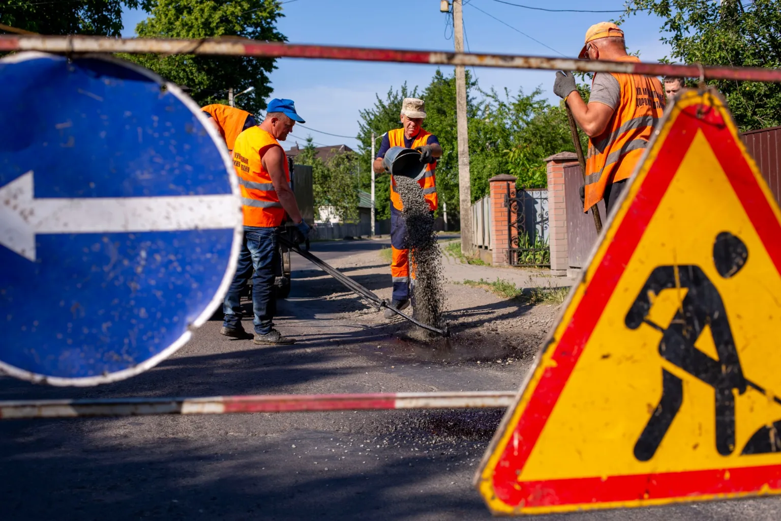 Робітники ремонтують дорогу в місті