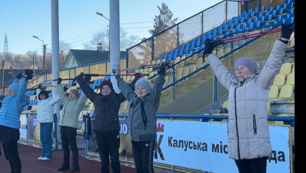Літні люди роблять вправи на стадіоні Калуша