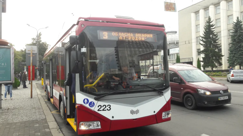 Міський автобус маршруту номер 3 на зупинці