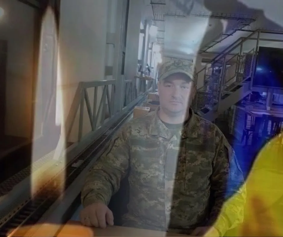 Військовий у камуфляжі сидить за столом